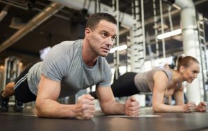 Tập thể dục thường xuyên: Nhất là các bài tập tăng lưu thông máu như squat, plank, Kegel,...