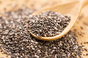 Hạt chia chứa lượng omega 3 dồi dào có khả năng chống viêm, trong khi chất xơ giúp gan giảm tải quá trình lọc chất độc