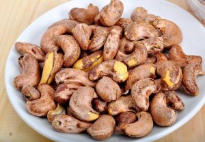 Hạt điều chứa nhiều kẽm và magie, hai khoáng chất cần thiết cho hoạt động chuyển hoá gan.