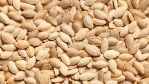 Hạt bí ngô rất giàu kẽm, sắt, magie và axit béo omega-3, những chất có khả năng giảm viêm, tăng cường miễn dịch.