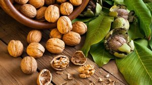 Hạt óc chó chứa magie và omega-3 giúp tăng cường chức năng thần kinh, cải thiện giấc ngủ và giảm số lần tiểu đêm