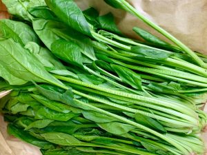 Cải bó xôi có tính thanh mát giúp thanh nhiệt, giải độc, hỗ trợ thận hoạt động hiệu quả