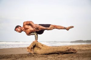 Kết hợp tập luyện (yoga, dưỡng sinh,...) giúp tăng tuần hoàn máu, cải thiện giấc ngủ