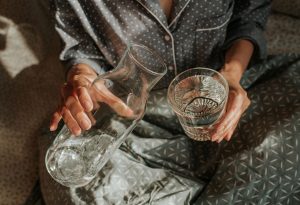 Bạn cần hạn chế uống nước sau 19h hoặc ăn canh, trái cây mọng nước trước lúc ngủ.