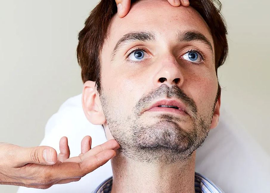 Khuôn mặt hốc hác, gầy rộc không rõ lý do