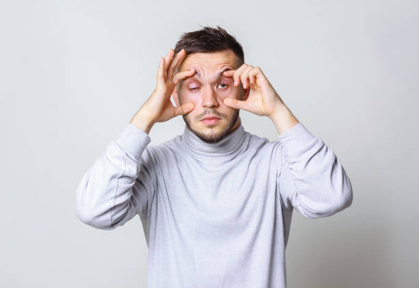Ánh mắt mệt mỏi, thiếu thần sắc